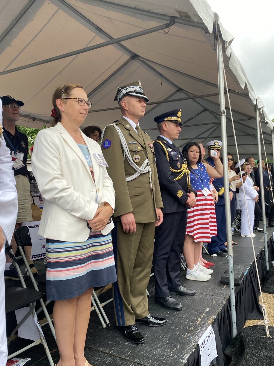 Honored to celebrate #MemorialDay with the American people. On May 27th, MG Krzysztof Nolbert, 🇵🇱 Defense Attaché, joined the National Memorial Day Parade in D.C., saluting veterans and honoring fallen heroes alongside 10,000 attendees and the leadership of the US Army.