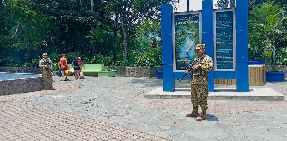 Personal militar está presente en el Parque Recreativo Los Chorros, garantizando que todos los visitantes, tanto nacionales como extranjeros, disfruten de su visita con total seguridad y tranquilidad.

#PlanControlTerritorial