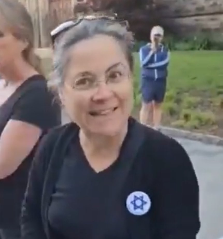 StopArabHate's tweet image. 🚨 Can anyone identify this woman who pulled out a knife and threatened a group of demonstrators at @UofT?