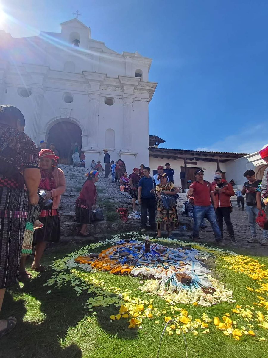 Lajuj Kawok 💐🕯 Las energías del día ajaw Kawoq es el relámpago, los sueños Iyom es el dia de la Vara, el día para pedir la lluvia para los cultivos, día para pedir sabiduría, dia para que podamos comunicarnos con nuestros con nuestras abuelas y los abuelos. 📸 David Chan Foto