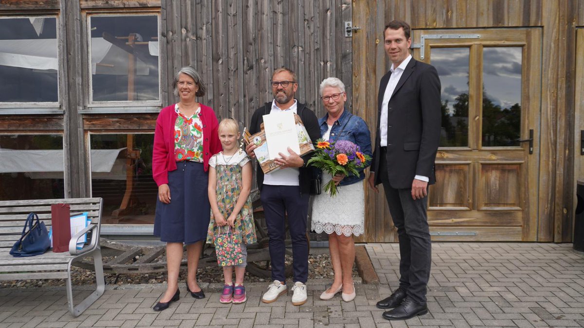 Ingo Starke rettete ein junges Mädchen aus <a href="/sachsenanhalt/">Sachsen-Anhalt</a> vor dem Ersticken, indem er den Heimlich-Handgriff anwandte.  Für sein mutiges Handeln erhielt er heute von Innenministerin Dr. Tamara Zieschang eine Öffentliche Belobigung! 👏
Mehr Infos: lsaurl.de/3xWVh7