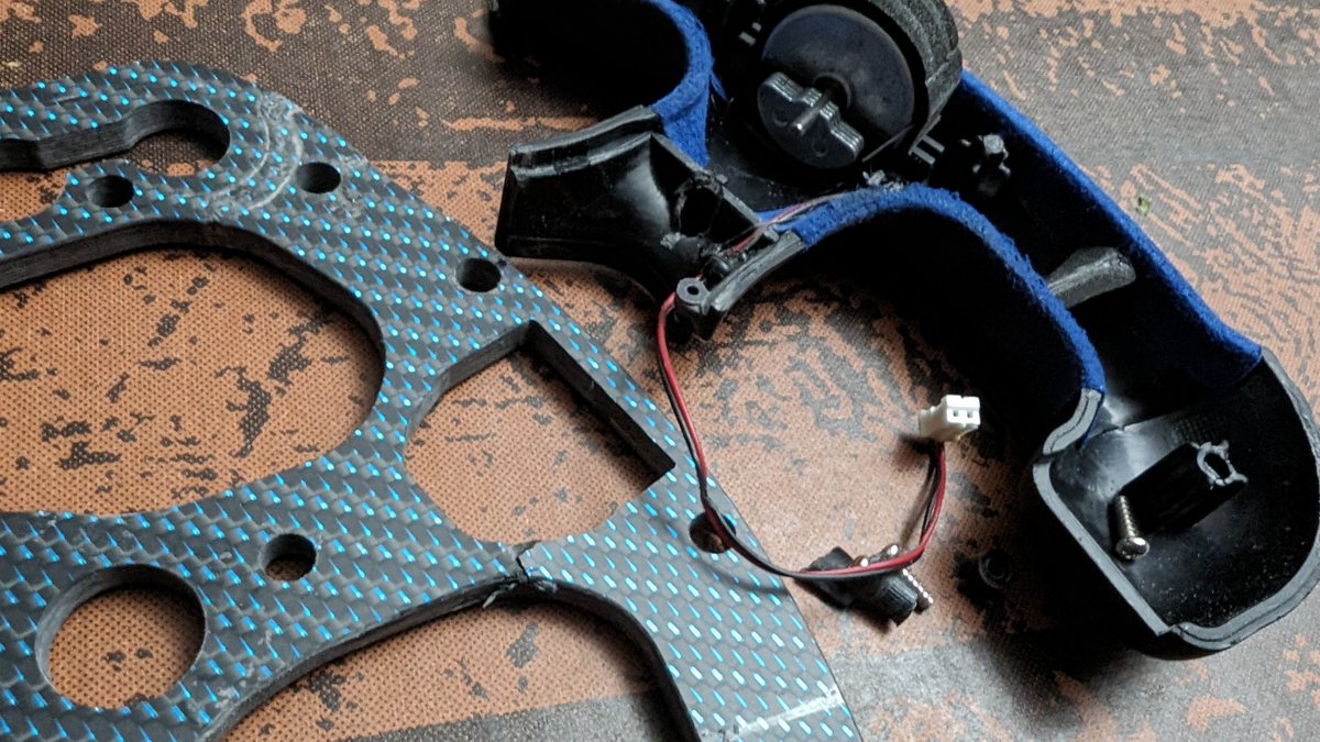 delphinho's tweet photo. Hi @fanatec, sollten eure Carbonplatten der Formel Lenkräder nicht ein wenig stabiler sein? Lenkrad ist grade zwei Jahre alt und plötzlich bricht der Griff auseinander. Beim Ausbauen sieht man, dass sogar das Carbon beschädigt ist. Für den Preis kann man echt mehr erwarten... https://t.co/3BLDVDyZuZ
