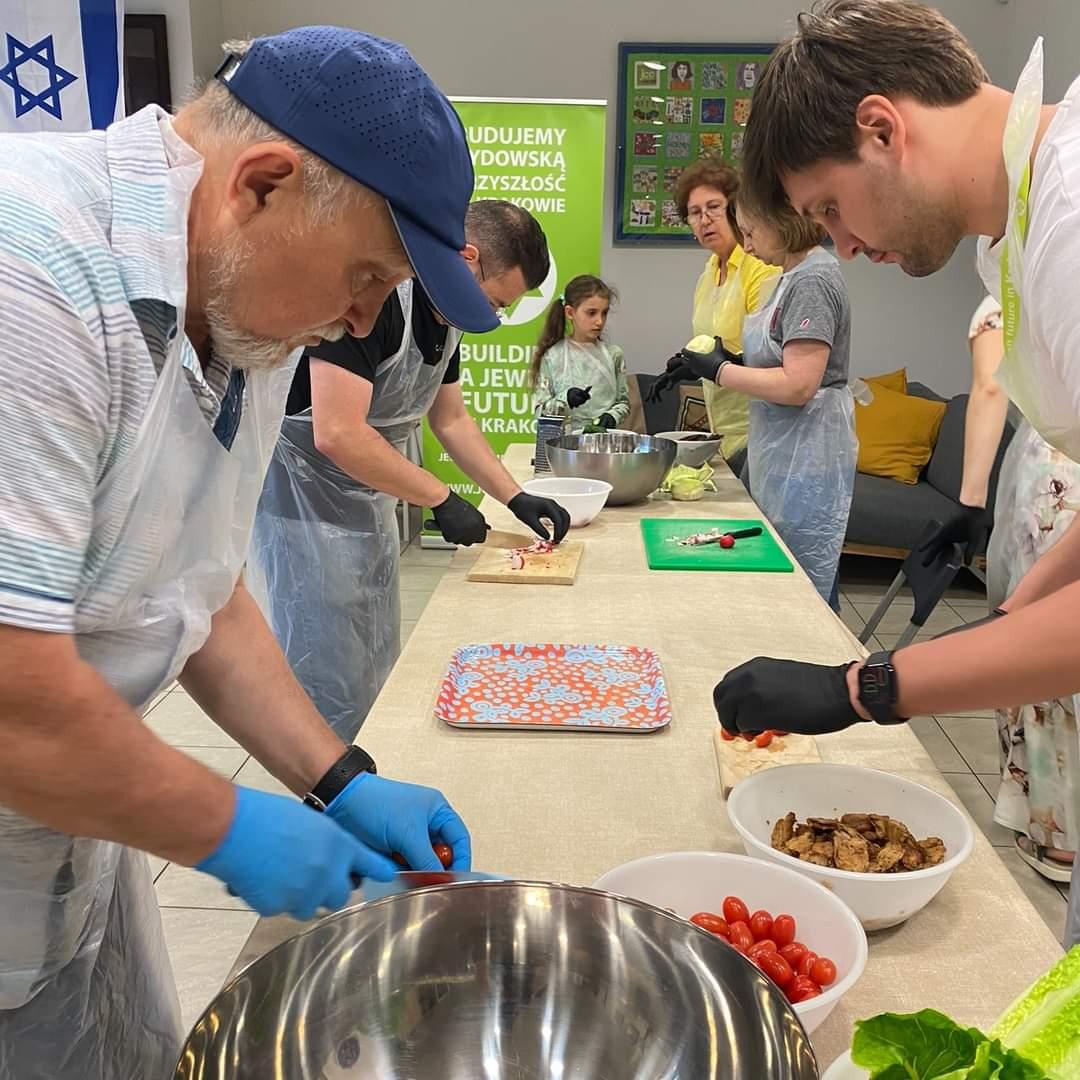 Here's our Week in Review! 📅✨

✳️ Volunteers' kayaking trip 🛶 

✳️ Cooking class 🥗

✳️ Two fantastic visits. A group of <a href="/ushmm/">USHMM</a> supporters + students from the Hillels of <a href="/Harvard/">Harvard University</a> and <a href="/Yale/">Yale University</a>.

✳️ Our CEO was interviewed by Polish television.