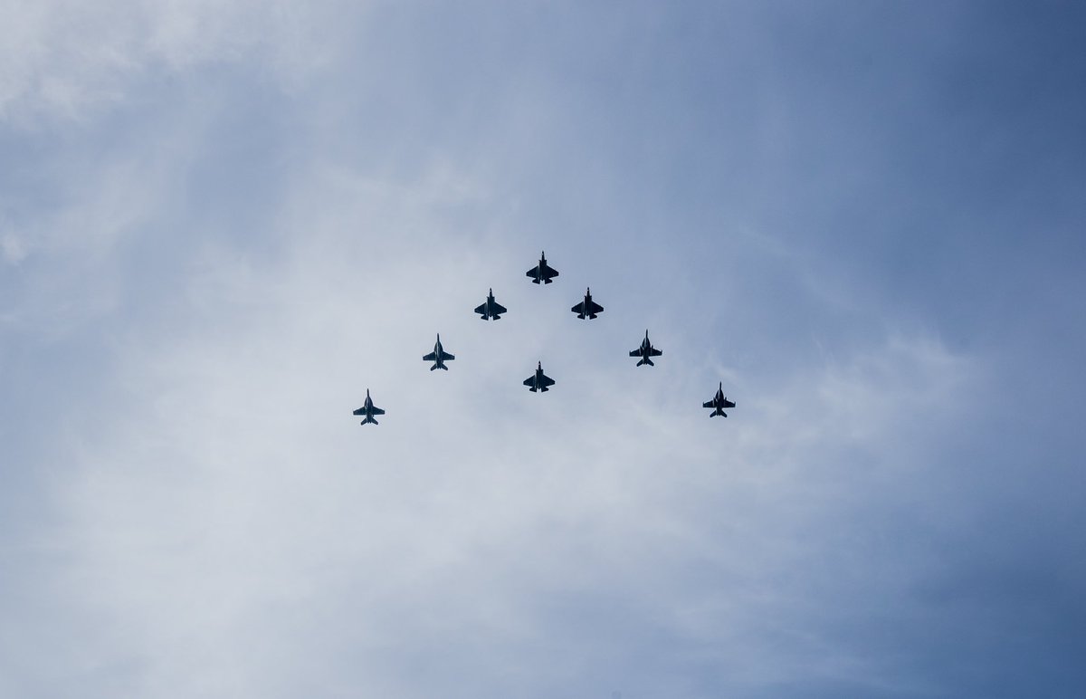 🇺🇸🤝🇦🇷#strongertogether 

📍ATLANTIC OCEAN - A formation of U.S. Navy and Argentine navy aircraft fly over Nimitz-class aircraft carrier USS George Washington (CVN 73) while underway in the Atlantic Ocean, May 30, 2024.