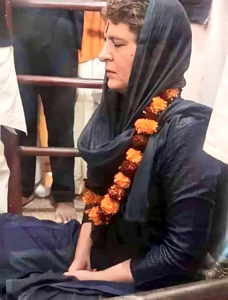 KreatelyMedia's tweet image. 🔸पहचान कौन 

😂