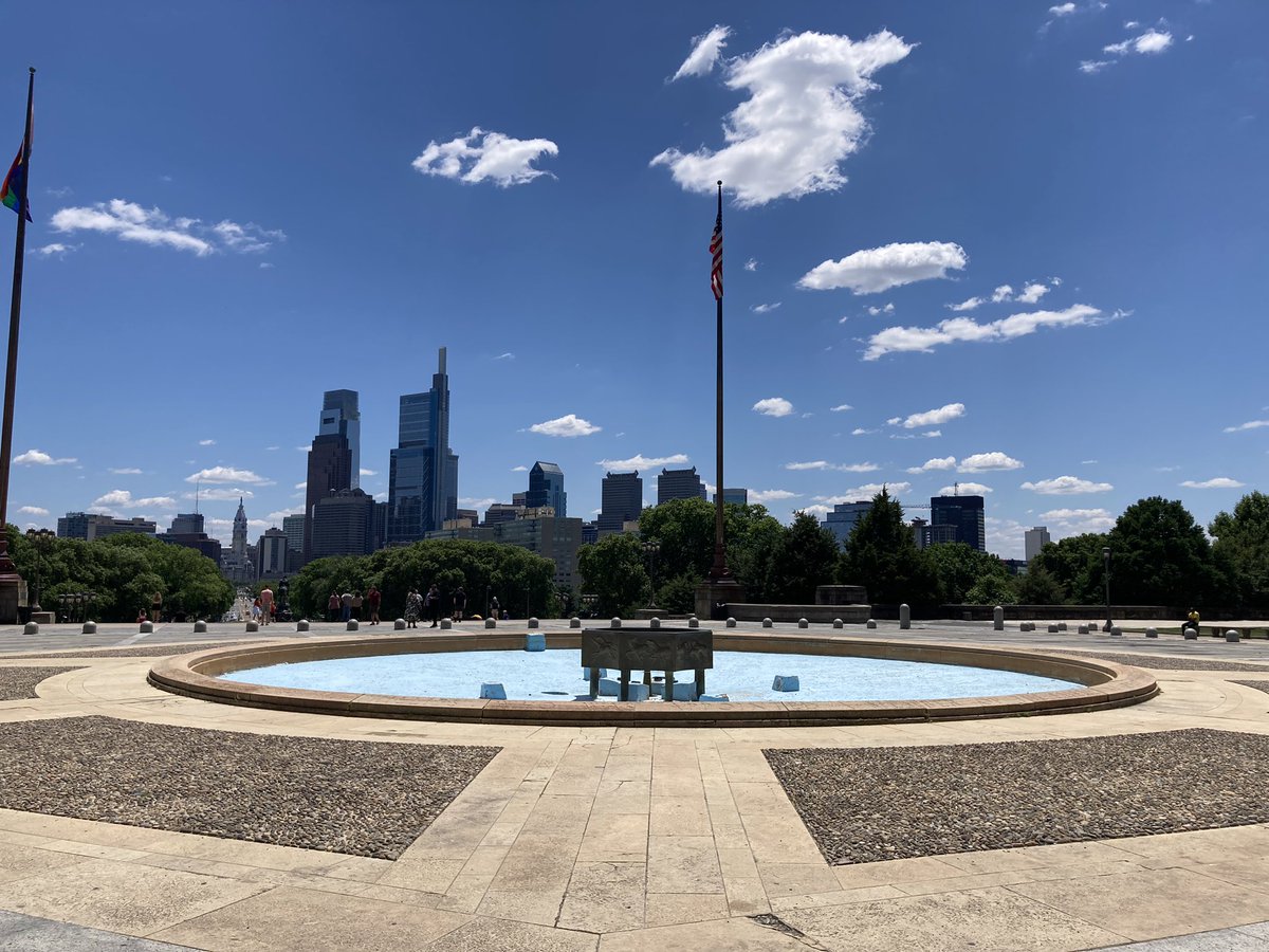 1jcmaxwell's tweet photo. At the Philadelphia Museum of Art, itโs an immense incredible place. Rushed up the steps like Stallone, Also managed to take a photo of the Rocky Balboa sculpture! #yoadrian https://t.co/yGnkfu1rRO