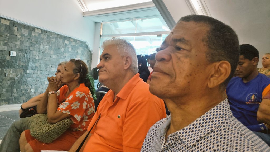 osdeilymg's tweet photo. #Ayer Estuvimos en el hemiciclo de La Guaira, la clase trabajadora en sus diferentes dimensiones y capítulos, recibimos por parte del Compañero Orlando Pérez, el contexto de la importancia del derecho y las mejoras para la clase obrera que hoy defiende @NicolasMaduro #Nicolike https://t.co/9bZApGon3Q