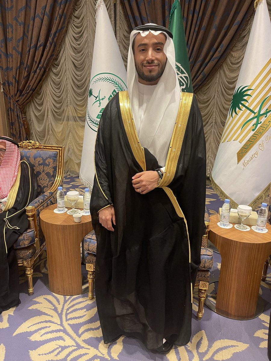 سعدت هذه الليلة 
بحضور زواج إبراهيم 
إبن الصديق اللواء عبداللطيف بن إبراهيم الشعلان 
على كريمة الأستاذ 
صالح بن عبدالله العبدالكريم 
وقد حضر الحفل عدد من أصحاب المعالي والفضيلة العلماء وجمع من الزملاء 
والأصدقاء والأقارب 
بارك لهما وبارك عليهما 
وجمع بينهما بخير 
وأرجوا لهما حياة