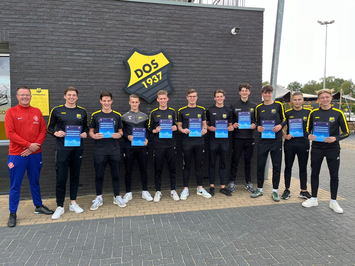 Jeugddos37's tweet image. Wat een toppers💪🏻 Allemaal geslaagd voor de @KNVB cursus pupillentrainer! Enorm trots...

Docent @pascalweteringe, bedankt voor de goede begeleiding.