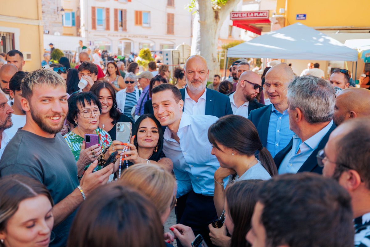 J_Bardella's tweet photo. 🇫🇷 Dans 9 petits jours, les Français peuvent infliger à Emmanuel Macron la plus lourde défaite, et donner le plus de force possible au grand parti de l’alternance.

Le 9 juin, ne laissez pas filer cette chance : votez ! #VivementLe9Juin #LaFarlède https://t.co/UTW95KoF1k