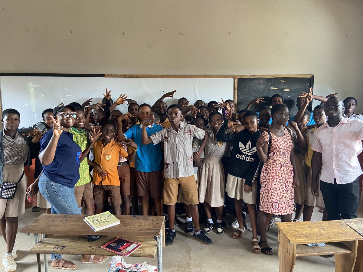 GIF_HOPE's tweet photo. Today, students of Bohyen M/A JHS were taught to strain forward even in the midst of difficulties in their education. They were educated on how to tailor their education to suit their passions and career goals. It was as inspiring as @GIF_HOPE hoped for. #GIF #CareerAdvice https://t.co/WXLdPdftGs