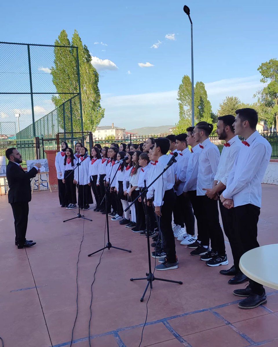 GSB_Erzurum's tweet photo. 📌Sahne Sırası Gençlerin
Aziziye Gençlik Merkezi dönem boyunca atölye çalışmalarına katılım sağlayan;
👉Bağlama 
👉Resim 
👉Halk Oyunları 
👉İşaret Dili 
👉Keman öğrencileriyle büyüleyici bir program yaptı. https://t.co/2a6IFGv8oP