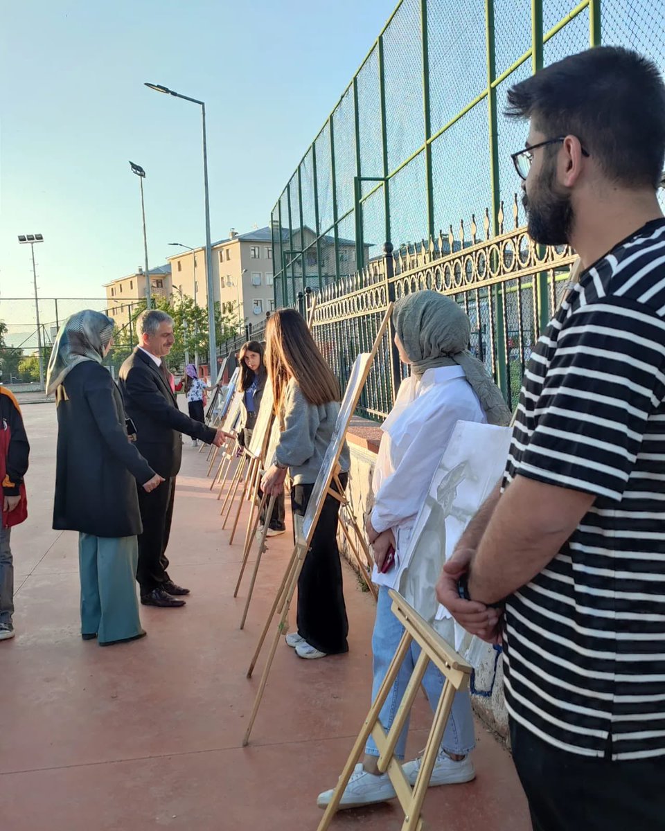 GSB_Erzurum's tweet photo. 📌Sahne Sırası Gençlerin
Aziziye Gençlik Merkezi dönem boyunca atölye çalışmalarına katılım sağlayan;
👉Bağlama 
👉Resim 
👉Halk Oyunları 
👉İşaret Dili 
👉Keman öğrencileriyle büyüleyici bir program yaptı. https://t.co/2a6IFGv8oP