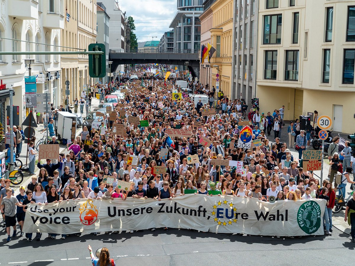 💥 In über 100 Orten waren wir heute für Klimaschutz &amp; Demokratie auf der Straße! ✨🇪🇺

Mit Protesten in 14 EU-Ländern machen wir in diesen Tagen klar: Europa erhitzt sich von allen Kontinenten am schnellsten, aber ist überhaupt nicht ausreichend auf die Klimakrise vorbereitet!🔥