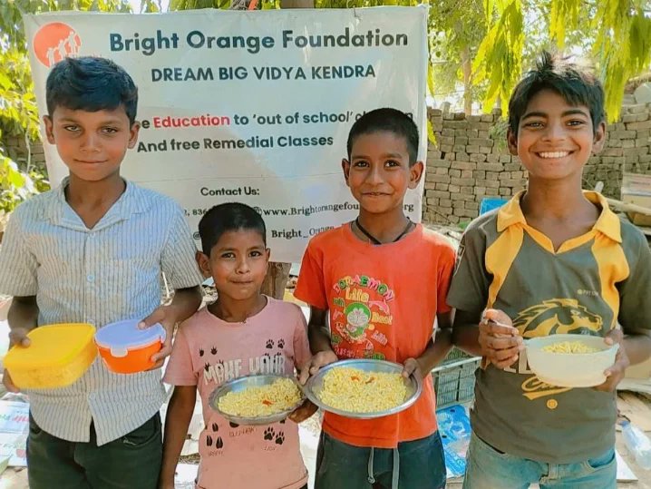 BrightorangeF's tweet photo. Healthy meals make a difference! 🥕 Children who eat a balanced diet have 15% higher test scores and 30% better concentration. They are also 40% less likely to develop obesity and related health issues.

Thanks to @FeedingIndia daily feeding program
#brightorangefoundation https://t.co/uMjQ9hjbwQ
