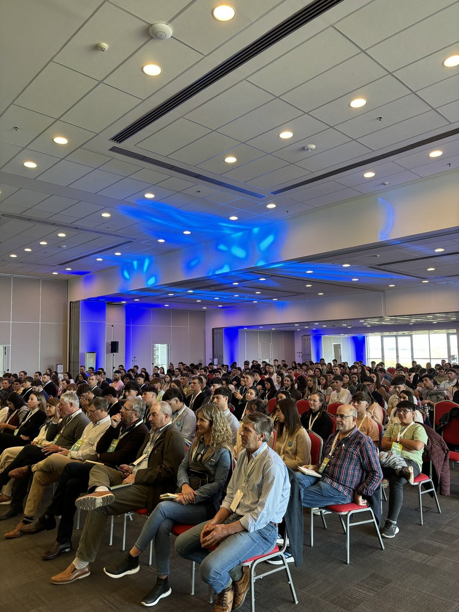 ¡Bienvenidos al ACA +!🌱
La sala ya está llena y estamos listos para dar comienzo al primer día del congreso con distinguidos disertantes🤩
Si estás participando en el Congreso, te invitamos a compartir tu foto y etiquetarnos con #SumateAlAgro🤳