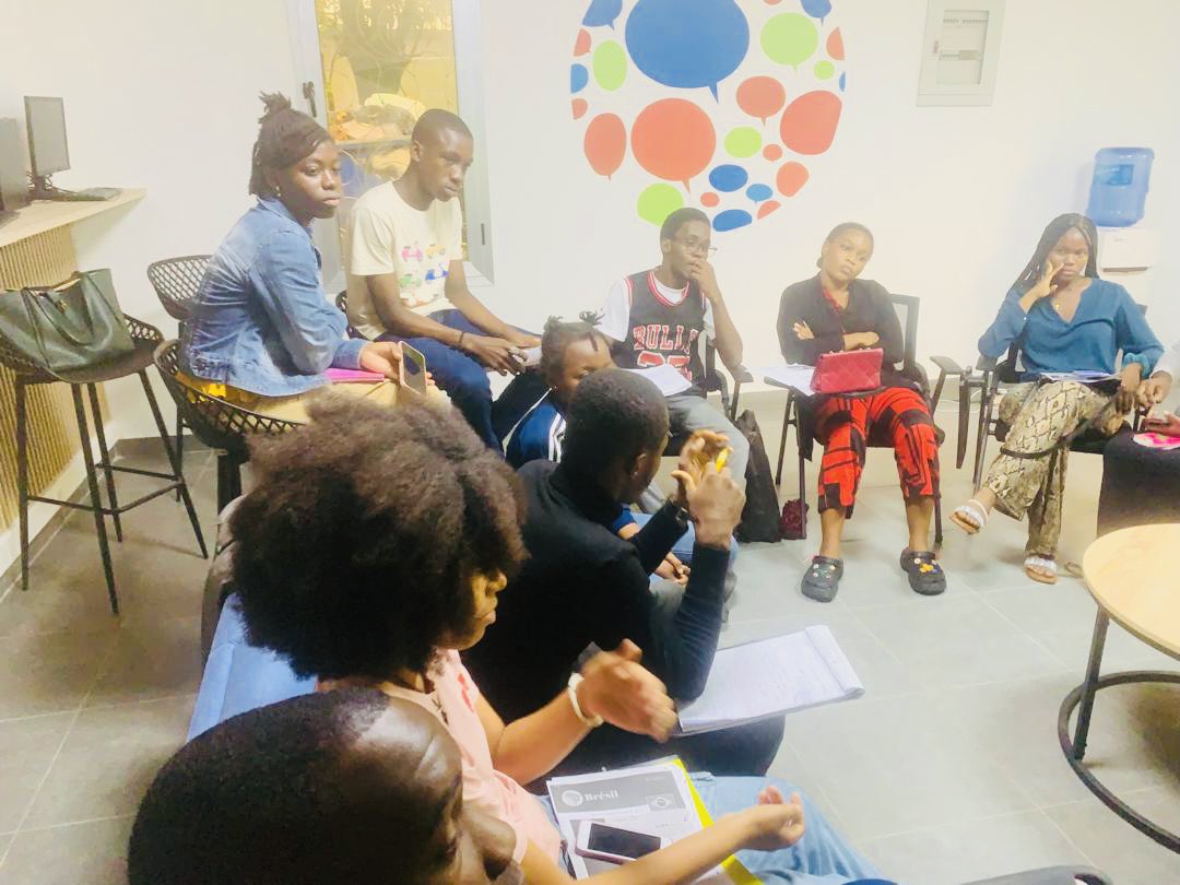 ongddb's tweet photo. Ce vendredi 31 mai à la Maison Verte du @undpgabon , nos jeunes négociateurs ont continué leurs initiations à la #simulation #COP. 
Aujourd’hui, ils étaient dans la peau d'un #représentant d'une #nation afin de #défendre leur #position sur le thème de la #transition #énergétique https://t.co/fbhuYnTk70