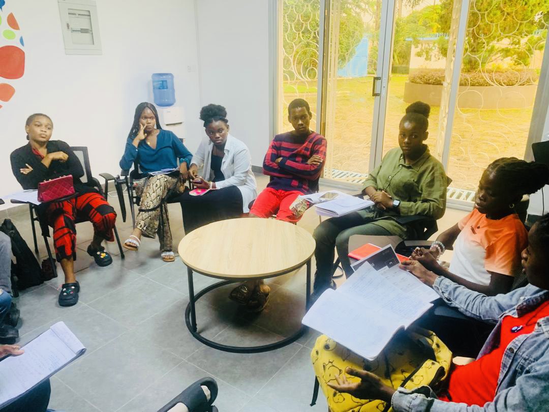 ongddb's tweet photo. Ce vendredi 31 mai à la Maison Verte du @undpgabon , nos jeunes négociateurs ont continué leurs initiations à la #simulation #COP. 
Aujourd’hui, ils étaient dans la peau d'un #représentant d'une #nation afin de #défendre leur #position sur le thème de la #transition #énergétique https://t.co/fbhuYnTk70