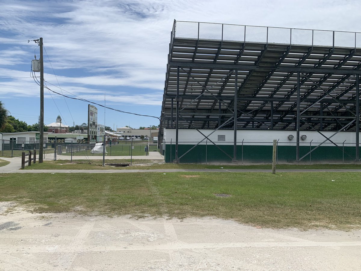 CoachMikeCombs's tweet photo. No place like H🌳ME 🌴386🌴
They make the jerseys snug nowadays 🤣
S/o to @CoachHall41 @iamCoachGaddy for the Suwannee High love! Always good vibes! Home of the 4-time Florida Class 3a/4a State Champions, 5 appearances! 🏈🐶#Dog4Life https://t.co/r8vGzcMyFs