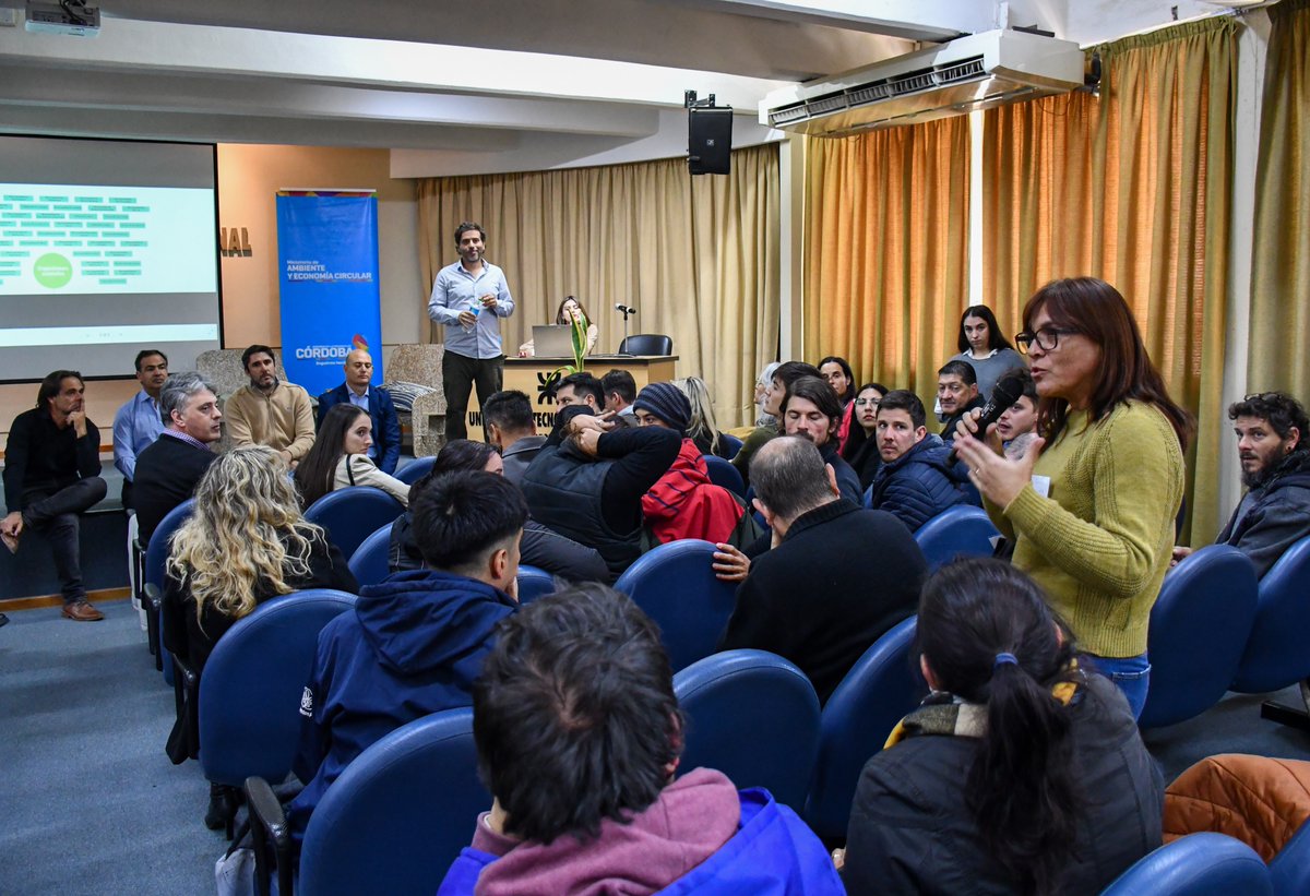 tori_flores's tweet image. Desde el @MinAmbienteCba participamos de la jornada #ConectarParaReciclar promoviendo la #economíaCircular en Córdoba junto con #CEMPRE y la @utncordoba  ♻️🌎

Buscamos conectar a los gobiernos municipales entre sí y con el sector privado para así cuidar nuestro mundo 🙌