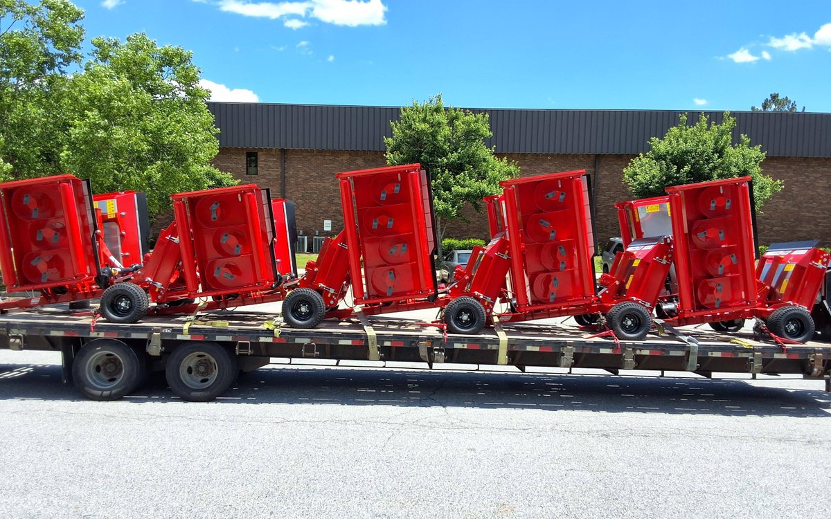 TrimaxMowers's tweet image. The USA factory has had a busy week pumping out Snake S2, Pegasus S5, and Vulcan&apos;s for delivery! Pictured are a few that were snapped before they were whisked away to a new home. #MadeinUSA #USAmanufacturing #PoweringPerformance #getyourorderin