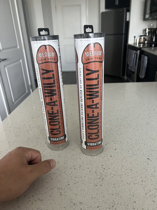 Making dildos for buyers if you want one dm me it&rsquo;s 150 https://t.co/ngfXHYdCb0