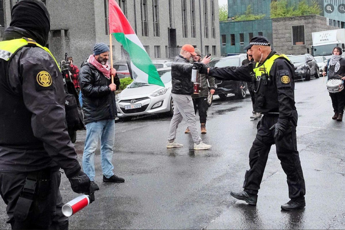 "Mótmælendur gengu of langt"

Sjáiði þennan sturlaða mótmælanda, þennan algjörlega stjórnlausa einstakling sem ógnaði lífi og limum þessa lögreglumanns. Mikilvægt að hafa þessar hetjur sem passa upp á að bílar ráðherrana verði ekki mínútu of seinir úr þessum óþægilegu aðstæðum.