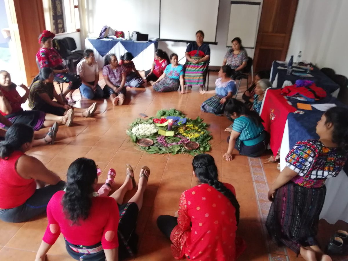 En Antigua Guatemala, mujeres de Huehuetenango, Quiché, la Costa Sur y Sololá iniciaron un taller de sanación y autocuidado. Un paso crucial para su recuperación y empoderamiento frente a la opresión y discriminación. 💜✊🏽 #Sanación #Autocuidado #MujeresIndígenas #Empoderamiento
