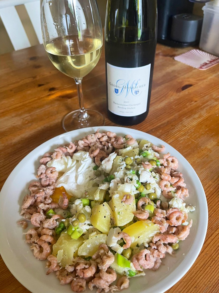 joukesp's tweet photo. #FridayLunch #Brandade #Cod #Potatoes #GreenPeas #Onions #BrownShrimps #PoachedEgg
Brandade w cod, potatoes, onions, green peas, brown shrimps & poached eggs!
Wonderful ‘21 Riesling Wachenheimer Gerümpel by @weingut_georgmosbacher.
Need a master class in egg poaching, though! 😃 https://t.co/ElYjdLuqr9