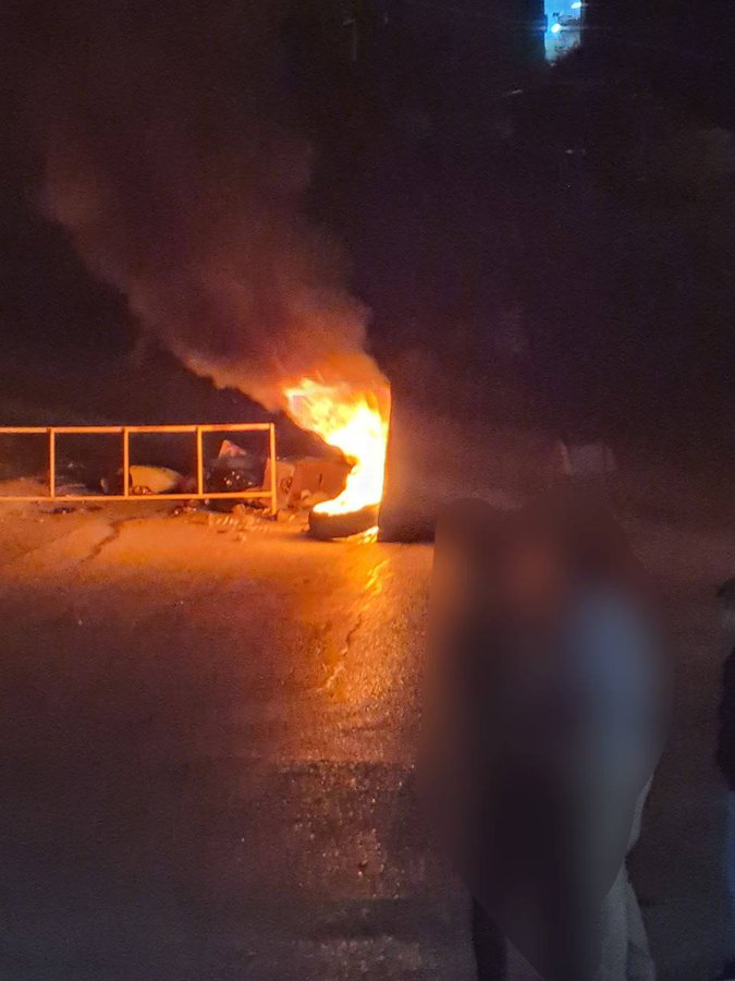 Urgent| Local sources: Young men blocked streets in #Tubas and burned rubber tyres, in protest against the Palestinian Authority’s pursuit of persecutors and the arrest of one of them today. #WestBank #Palestine @qudsn #Breaking