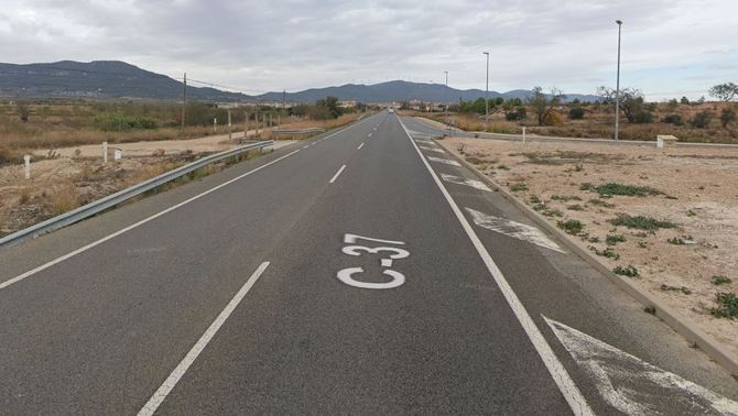 Dues persones moren en un xoc frontal amb un camió a la C-37, al Pla de Santa Maria ccma.cat/324/dues-perso…