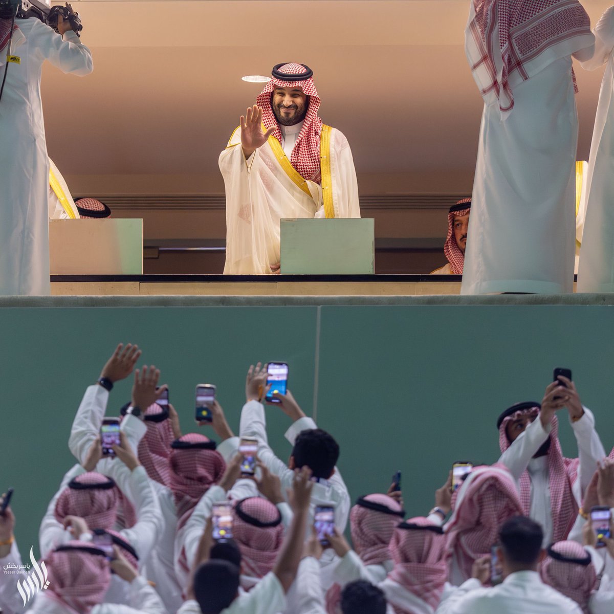 ياسيدي شوفتك من بيننا راس مال
وشعبك يحييك من صادق شعور وولى

عادي يفوز النصر ولا يفوز الهلال
تحيتك فوز شعب الممملكه من إلى

 #الهلال_النصر_نهائي_كاس_الملك