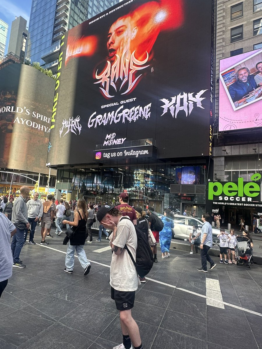 ranedubz's tweet photo. times square. at a loss for words rn https://t.co/okXRu93oNT
