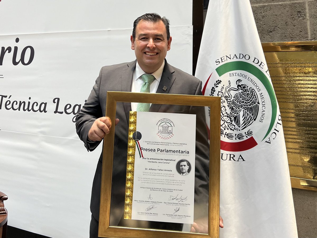 alfonso_yanez's tweet photo. En la antigua sede del Senado, muy contento de recibir la Presea Parlamentaria “Heriberto Jara Corona” del semillero de derecho parlamentario y técnica legislativa de la Universidad Veracruzana. 
Agradezco a docentes y estudiantes de Saltillo y Monclova su acompañamiento. https://t.co/o9Dpytfa0X