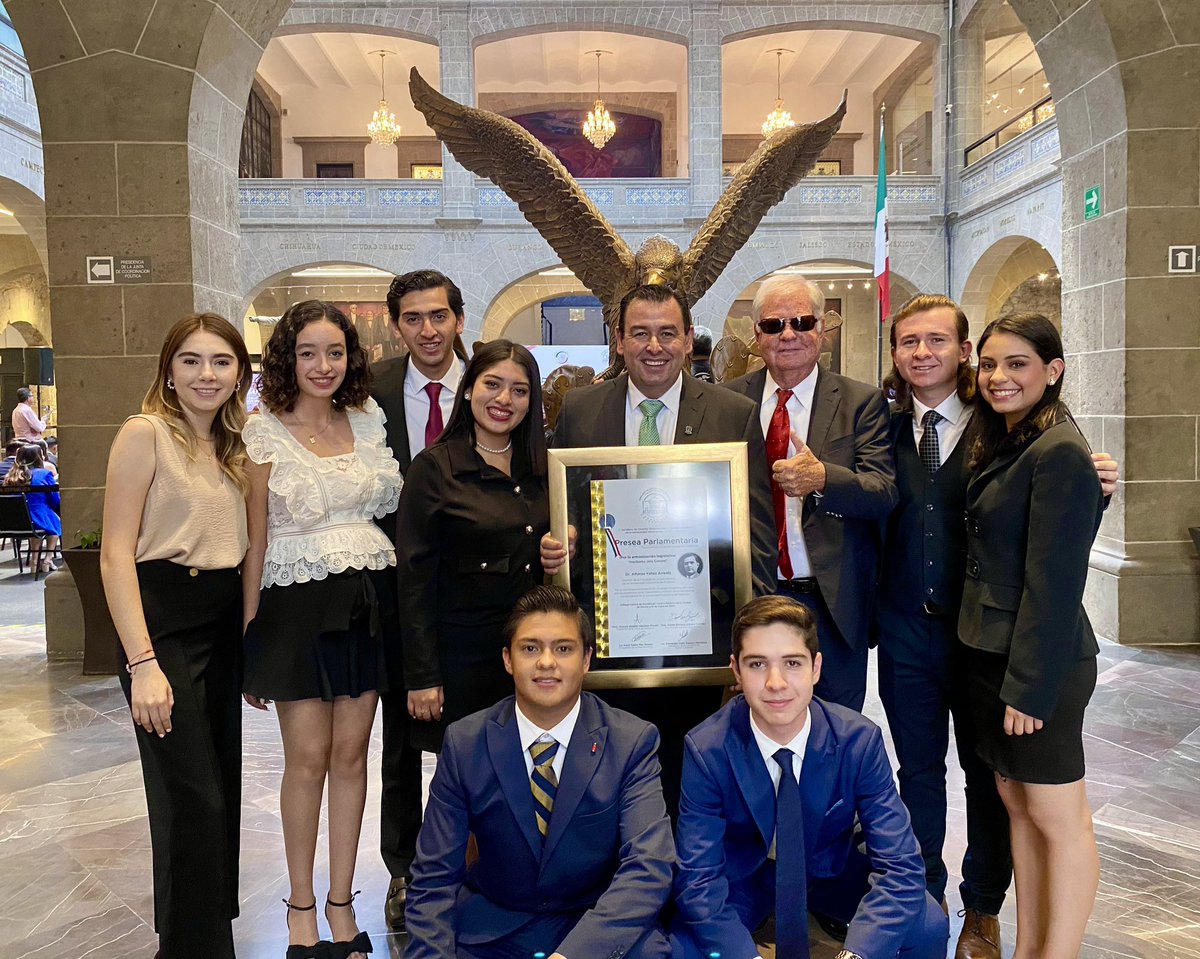 alfonso_yanez's tweet photo. En la antigua sede del Senado, muy contento de recibir la Presea Parlamentaria “Heriberto Jara Corona” del semillero de derecho parlamentario y técnica legislativa de la Universidad Veracruzana. 
Agradezco a docentes y estudiantes de Saltillo y Monclova su acompañamiento. https://t.co/o9Dpytfa0X