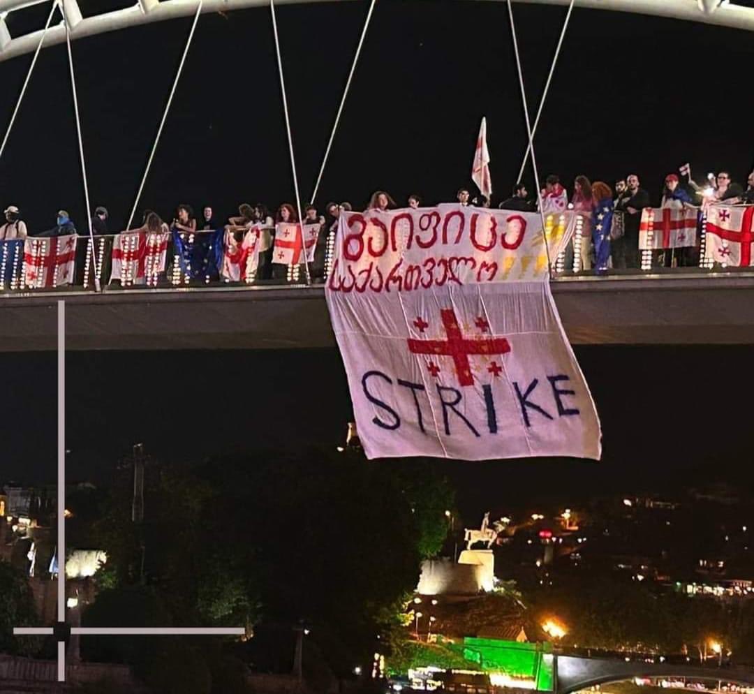 Dafioni, the youth group, hung this massive banner from the Peace bridge in #Tbilisi which says: “Strike Georgia”

Photo via Dafioni Facebook page