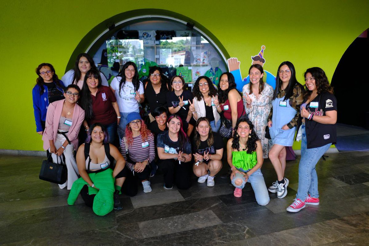 Así <a href="/Technolatinas/">TechnoLatinas ✨</a> presentes en #platziconf de <a href="/platzi/">Platzi</a>  . Somos la onda 😍😍🥰🥰🥰🥰