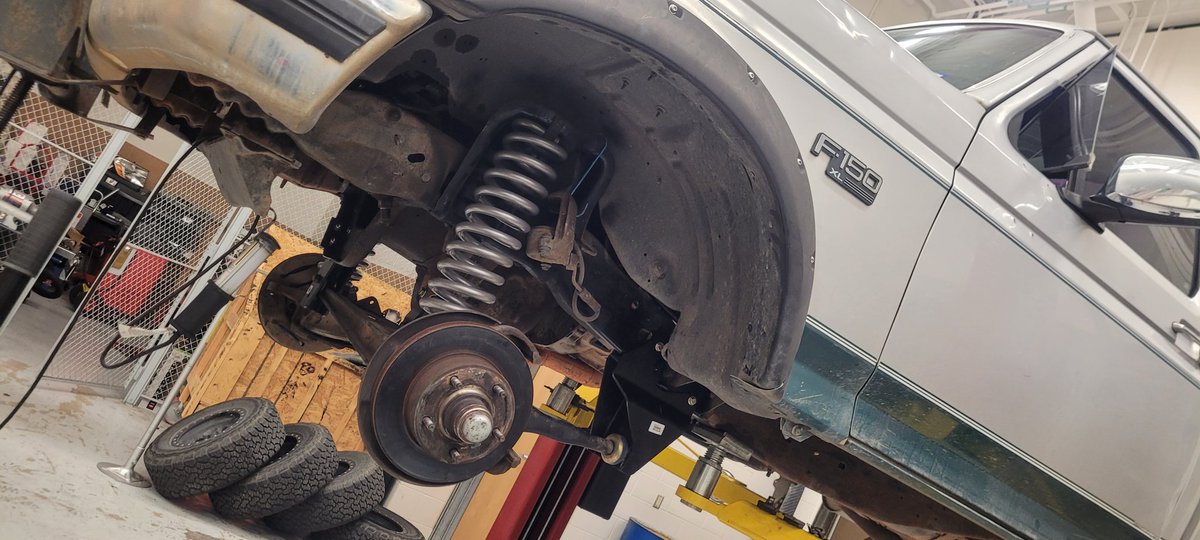 AutoHarlan's tweet image. He's already installed the new I-beam bushings, lift brackets & springs. At this pace, the front should be done today & maybe started on the rear.