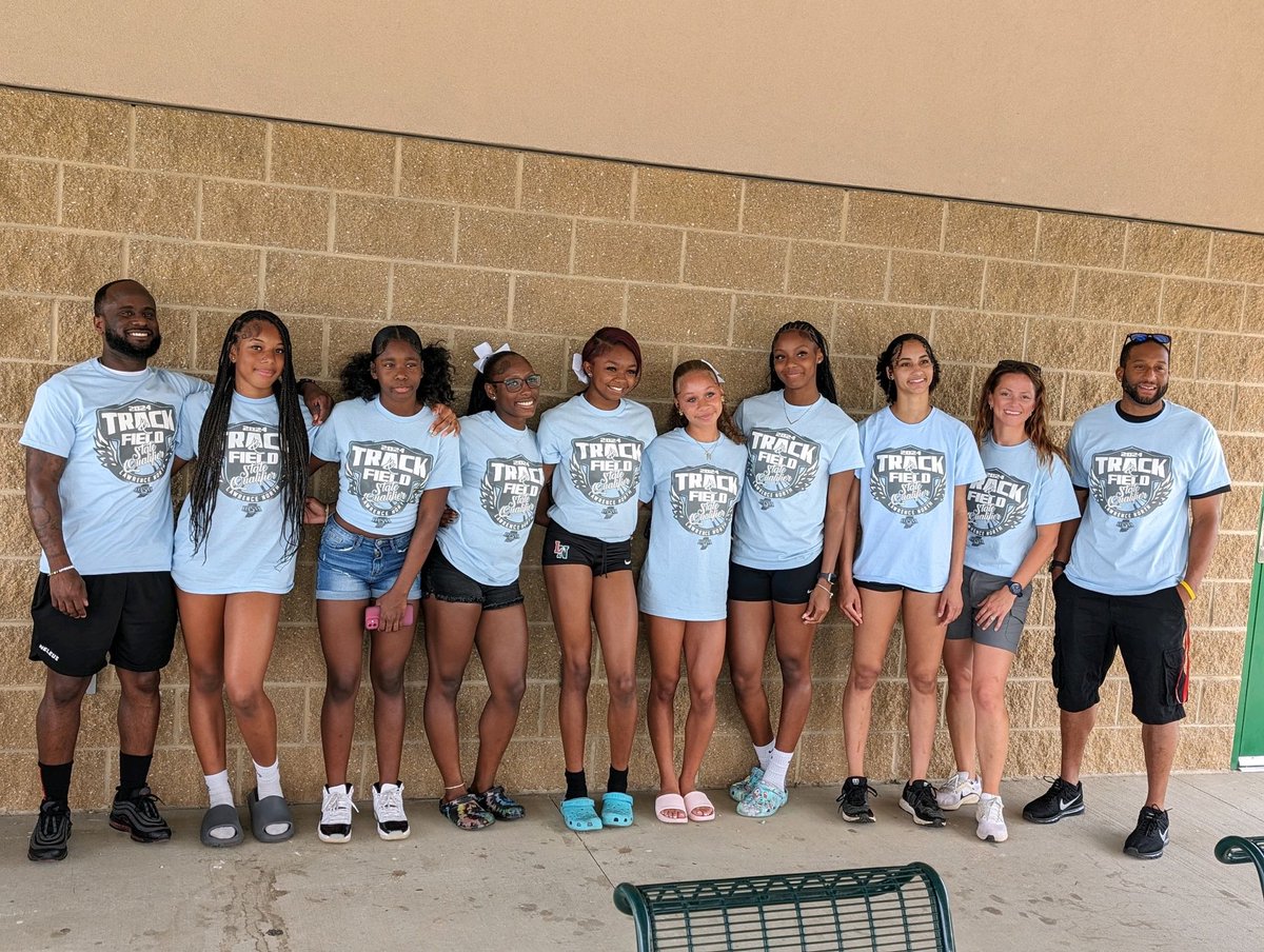 The LN girls track &amp; field team is ready for the IHSAA state meet in Bloomington today! Good luck Wildcats! @lnhswildcats ⁦<a href="/ltgoodnews/">LT Schools</a>⁩ ⁦<a href="/LNTF9/">LNTF</a>⁩ ⁦<a href="/9thLNWildcats/">LNFreshmanSchool</a>⁩