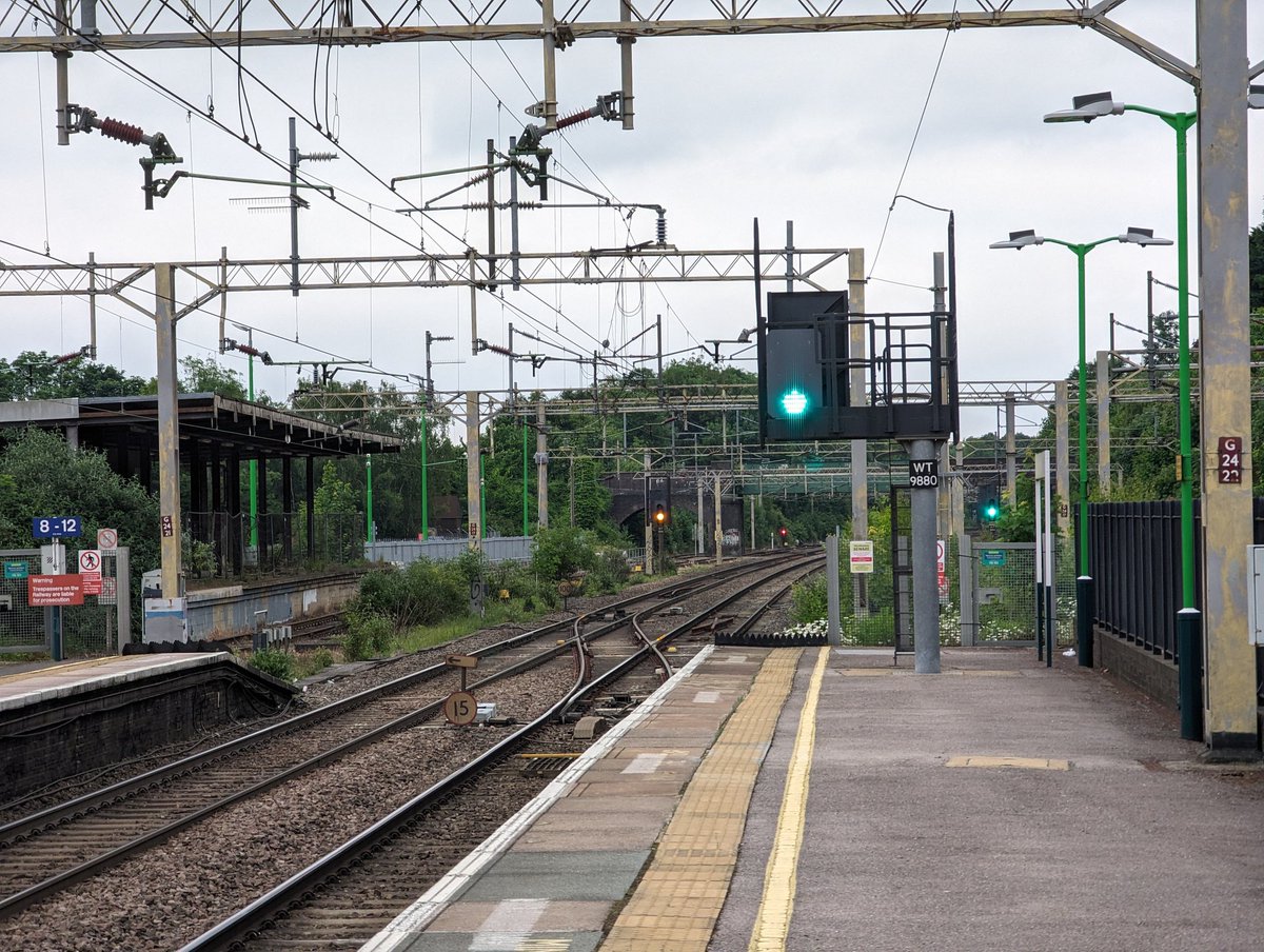 SignalsRailway's tweet photo. A signal you won't see pulled off much now, this is WT9880 at the up end of the down slow platform at Hemel Hempstead. It has been used recently for Southern services that turn back here. After today these services will no longer run (terminate at WFJ). NR rejected the paths https://t.co/nxrybAHf3F