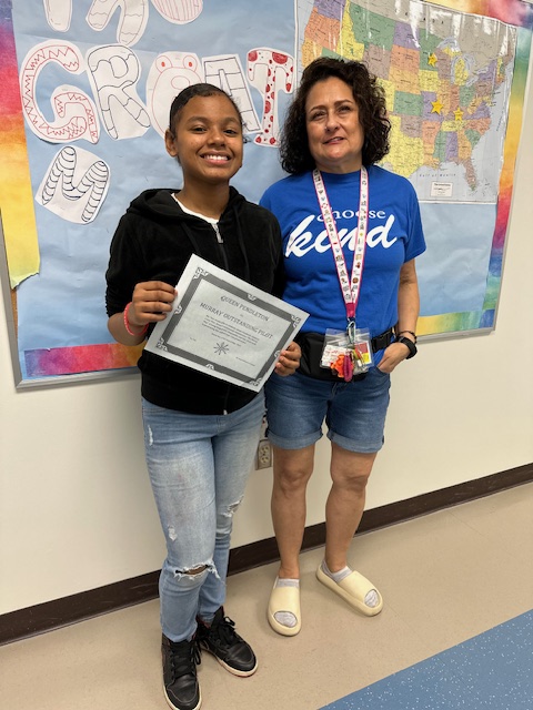 MurrayMS_SPPS's tweet photo. #Pilotprops of the week! Ms. Tina Burton would like to celebrate Queen Pendleton. Queen is a true Pilot that works to demonstrate the Murray Way of being respectful, responsible and safe. Great work persevering this year. Ms. Tina is proud of you! https://t.co/ouC8rVRzxV