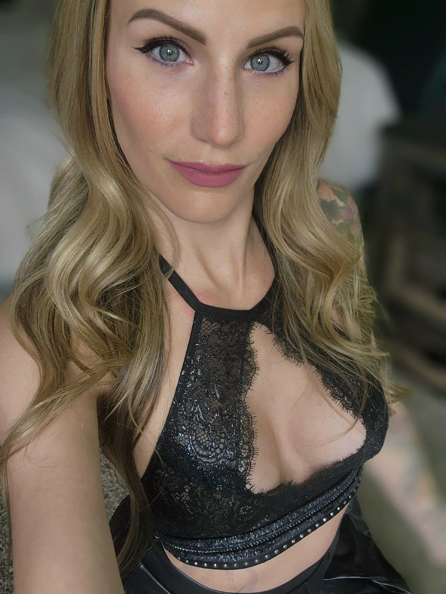 Say yes if you'd take me to lunch. Or retweet if you rather have me for lunch 😉