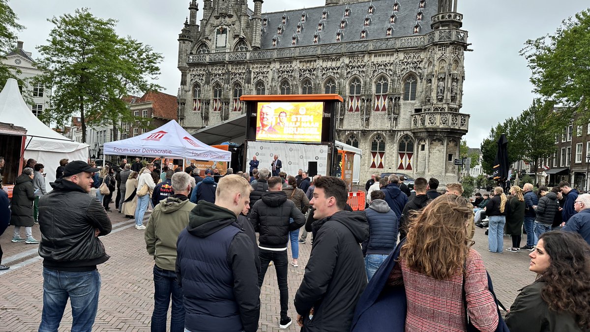 De #FVD Vredeskaravaan voor het prachtige stadhuis van Middelburg. #StemFVD op 6 juni en stuur @ralfdkkr naar Brussel om voor Nederland aan het werk te gaan 🇳🇱💪🏻