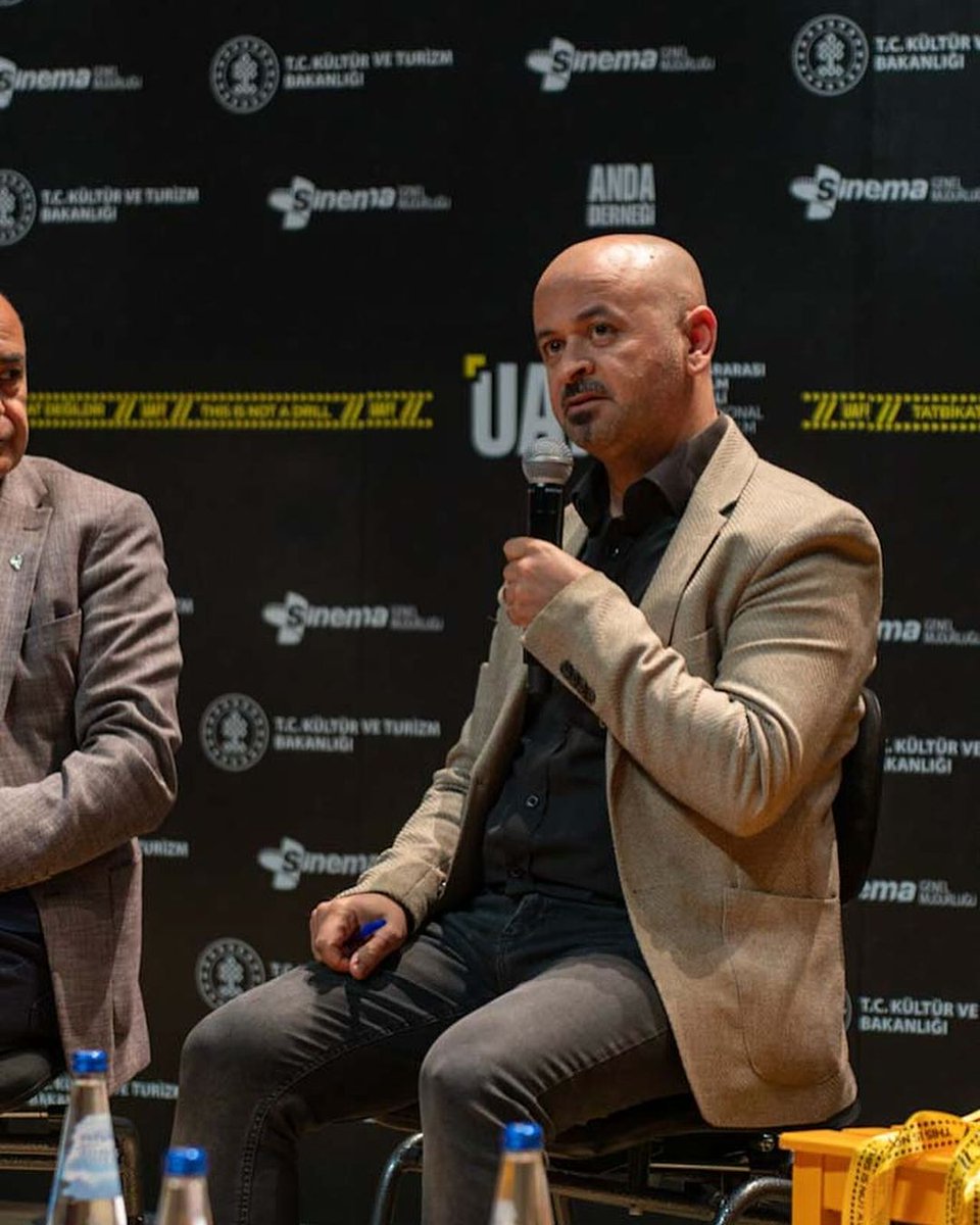 UAFFestival's tweet photo. 1. Uluslarası Afet Film Festivali kapsamında düzenlenen “Savaş, Göç ve Medya” panelimizde bizlerle buluşan; bizlere anılarını aktaran Sn. Prof. Dr. Murat Erdoğan, Sn. Öğr. Gör. Dr. Gökhan Evecen, Sn. Mustafa Deveci ve Sn. Erçin Ertürk’e teşekkür ederiz.
#uaff #uaffest #uaffestival #anda #andaderneği #andayanında