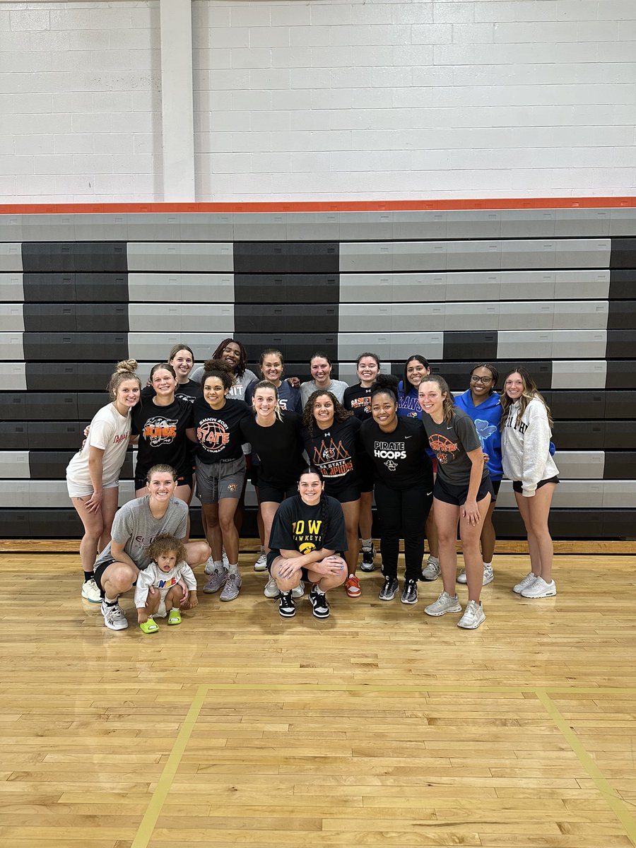 SMNWLCBBall's tweet photo. Excited to have these talented alumni basketball girls bask for a scrimmage during Team Camp today! 🏀 It's amazing to see these successful girls back in our gym! We're grateful to have played a small part in their journey. #DatWay https://t.co/6YRECLWBJg
