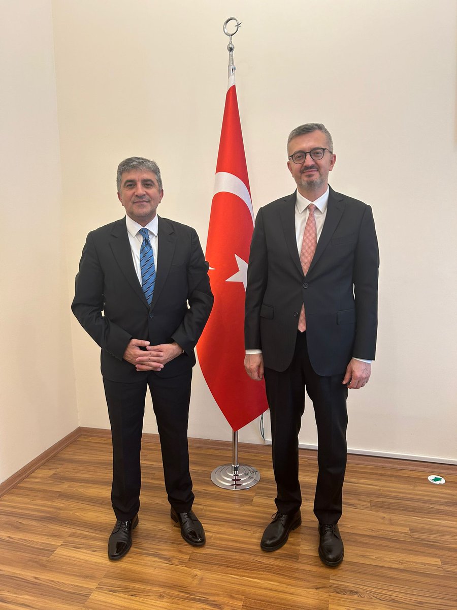 Bugün Dışişleri Bakan Yardımcımız Prof. Dr. Sayın <a href="/burhanduran/">Burhanettin Duran</a>'ı  Nöbetçi Bakanlık Odasında Misafir Ettik... Kendilerine  Saygı ve hürmetlerimi  sunuyorum...