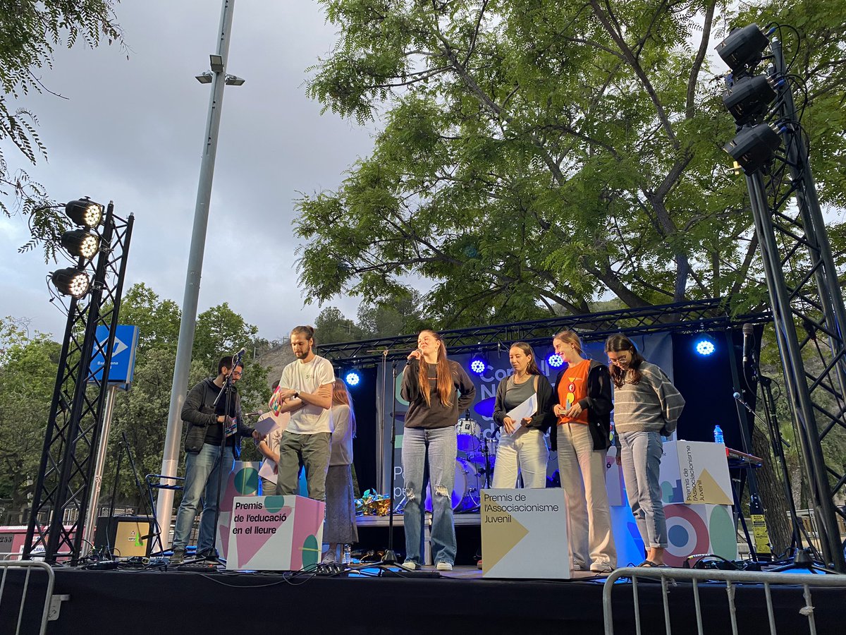 cnjcat_'s tweet photo. @artistaomusa L'entitat @lacollanada s'enduen l'altre premi de 1.000€ dels #PremisCNJC com a reoneixement a la seva tasca per l'organització de la Festa Major Alternativa d'Igualada!
Gràcies per la feinada que feu! 🙌 https://t.co/EocXrMJwFE