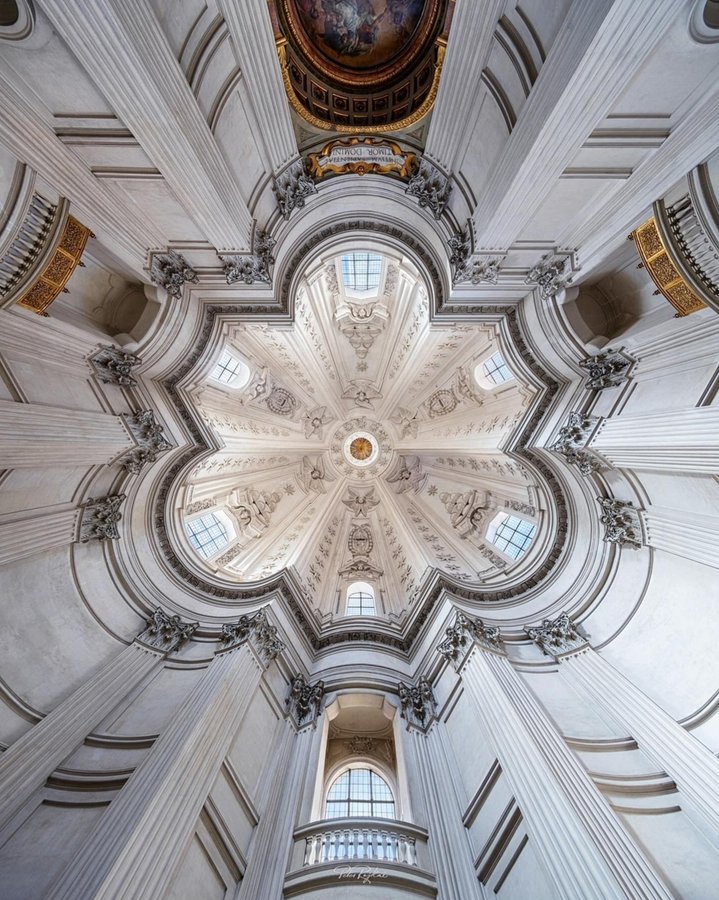 Looking Up at Rome's Magnificent Churches

Standing not only as sanctuaries for spiritual solace but also as magnets for countless visitors, let's explore 10 of these ecclesiastical marvels.

(A thread🧵)