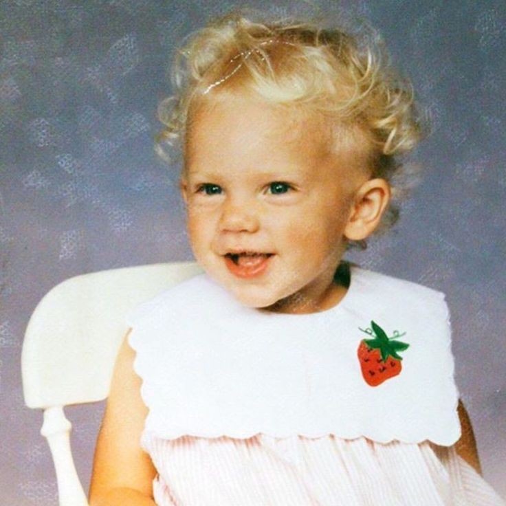 lawrearcher's tweet photo. a cada foto da taylor swift criança, uma foto dela mais velha; a thread https://t.co/h8MXIvIy8Z