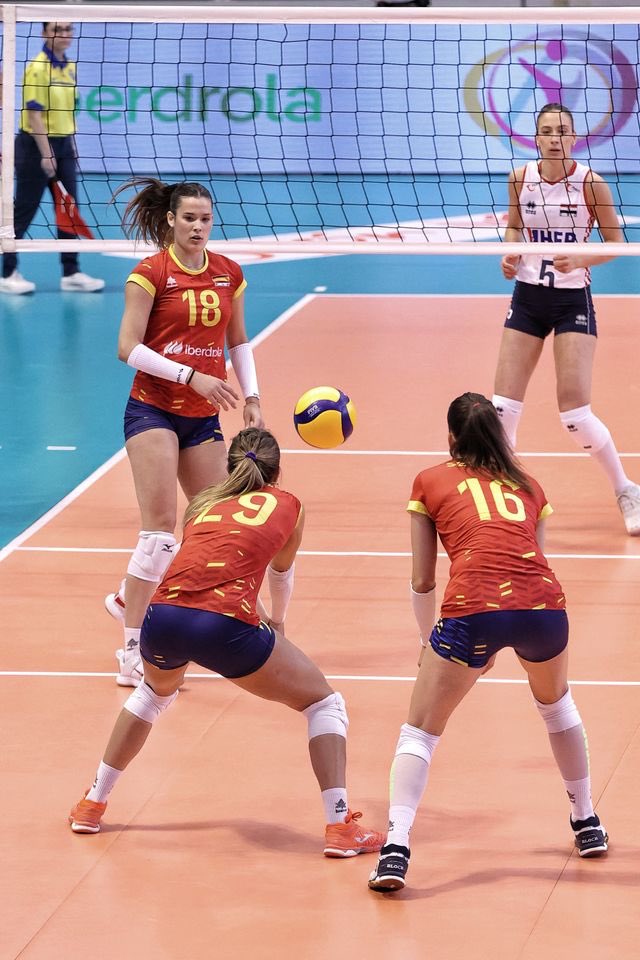 #EuroLeagueW | Reacciona CROACIA 🇭🇷 en el Palacio de Deportes de la Guía de GIJÓN📍>> Tablas en el marcador‼️

🇪🇸1️⃣ (25,16)
🇭🇷1️⃣ (17,25)

🔴🎥 Vamos a por el TERCER SET ➡️ en DIRECTO a través de <a href="/rtveplay/">RTVE Play</a>